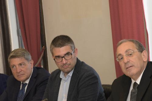 L'assessore regionale alla Sicurezza, Pierpaolo Roberti, alla presentazione del Protocollo d'intesa tra Regione e Ministero per il rimpatrio volontario assistito assieme al Capo dipartimento per le libertà civili e l'immigrazione, assieme al prefetto Michele Di Bari, e al prefetto di Trieste, Valerio Valenti.